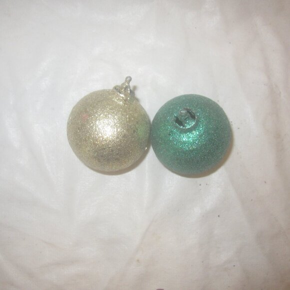 RETRO SET OF 2 ROUND PLASTIC GLITTER CHRISTMAS ORNAMENTS 1 GREEN 1 GOLD - Picture 2 of 4